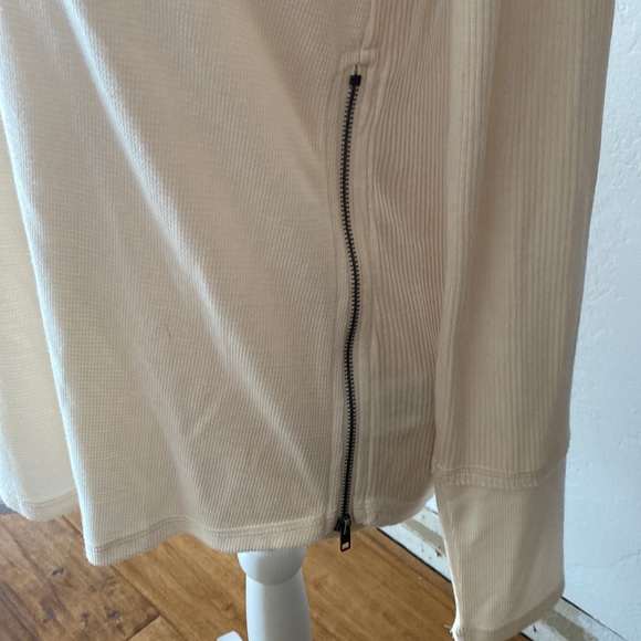 New Miss Me Top, Size M - Picture 2 of 5